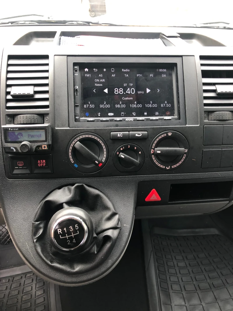 VW Transporter 1.9 TDI 86к.с. Климатик., снимка 13 - Бусове и автобуси - 53026051