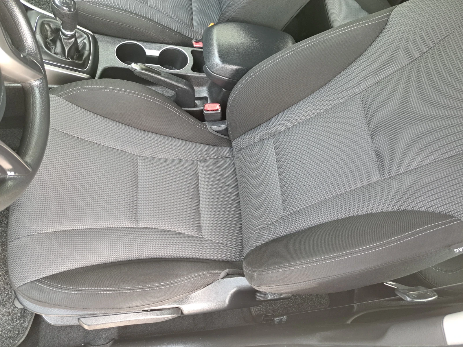 Hyundai I30 1.4i 6 скорости 100 к.с. Като нова - изображение 8