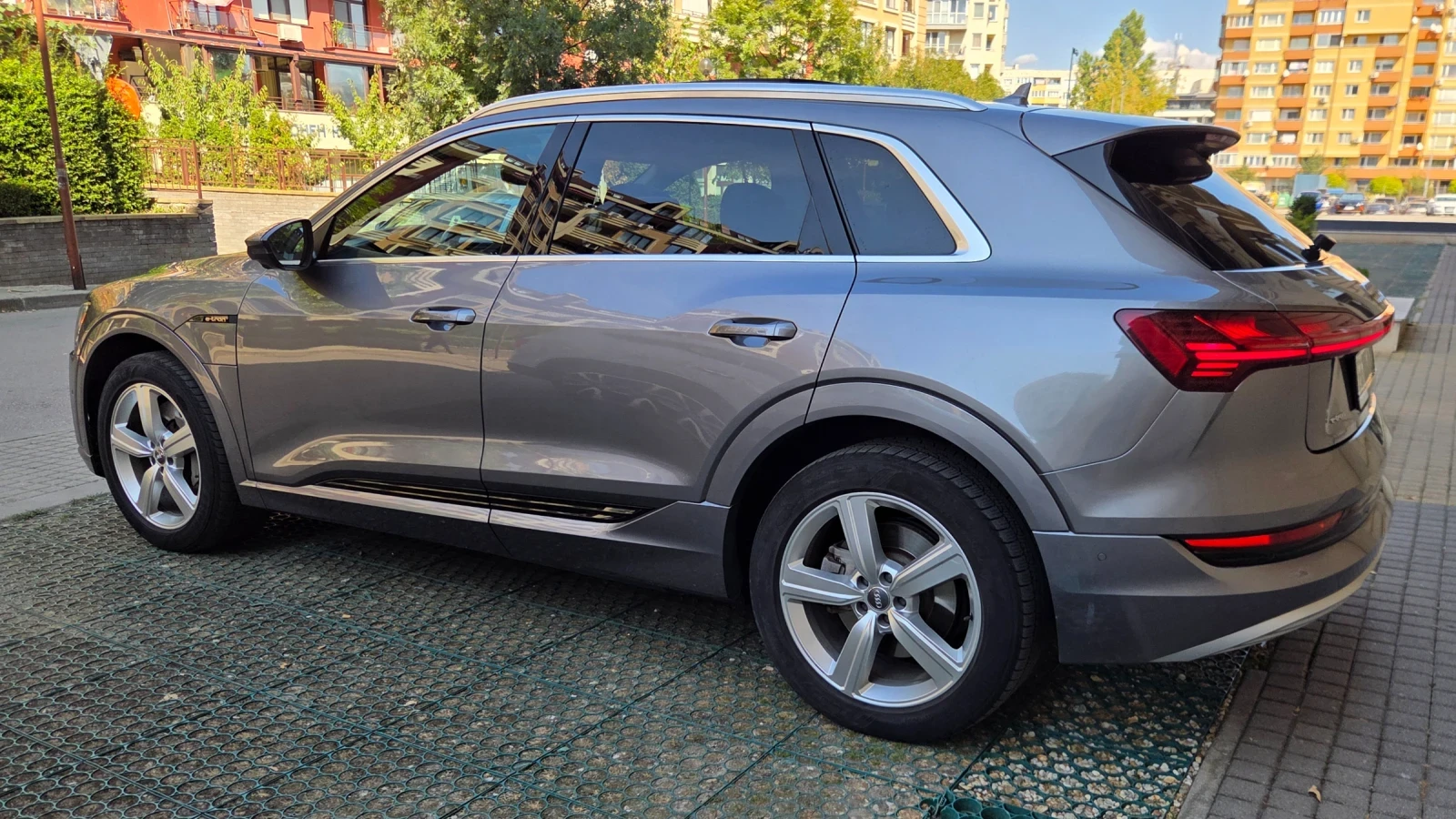 Audi E-Tron 55 Quattro, снимка 3 - Автомобили и джипове - 56152639