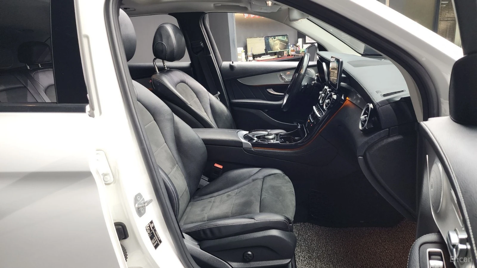 Mercedes-Benz GLC 300 4MATIC* AMG-LINE* ПОДГРЕВ* 360* HUD* BURMESTER* , снимка 9 - Автомобили и джипове - 55612245