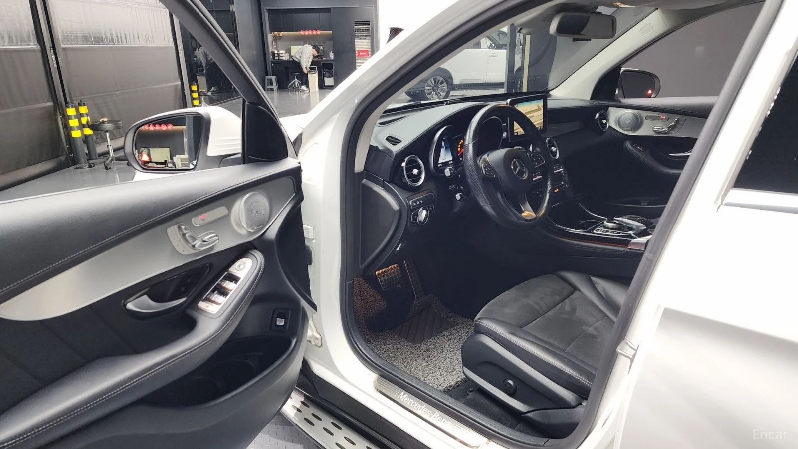 Mercedes-Benz GLC 300 4MATIC* AMG-LINE* ПОДГРЕВ* 360* HUD* BURMESTER* , снимка 8 - Автомобили и джипове - 55612245