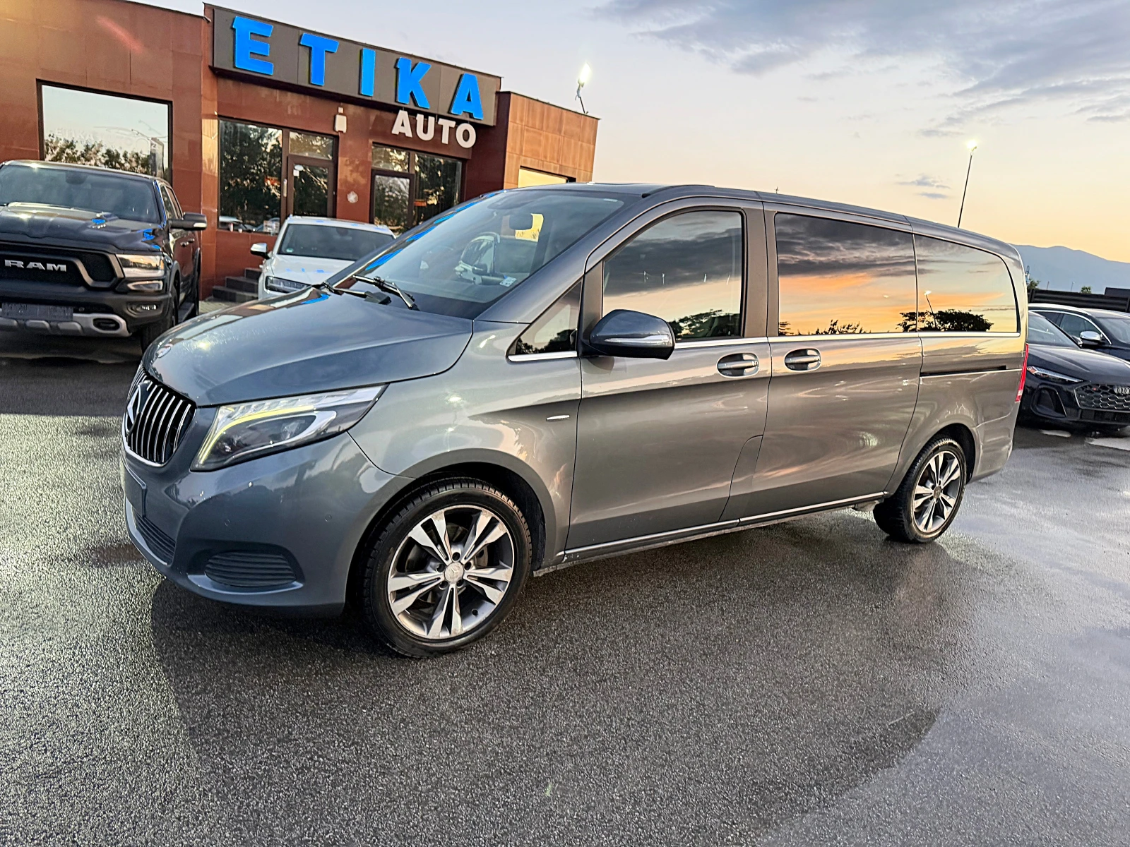 Mercedes-Benz V 220 AMG OPTIK-AVANTGARD-LED-BIXENON-KAMERA-PODGREV-FUL, снимка 3 - Бусове и автобуси - 54725271