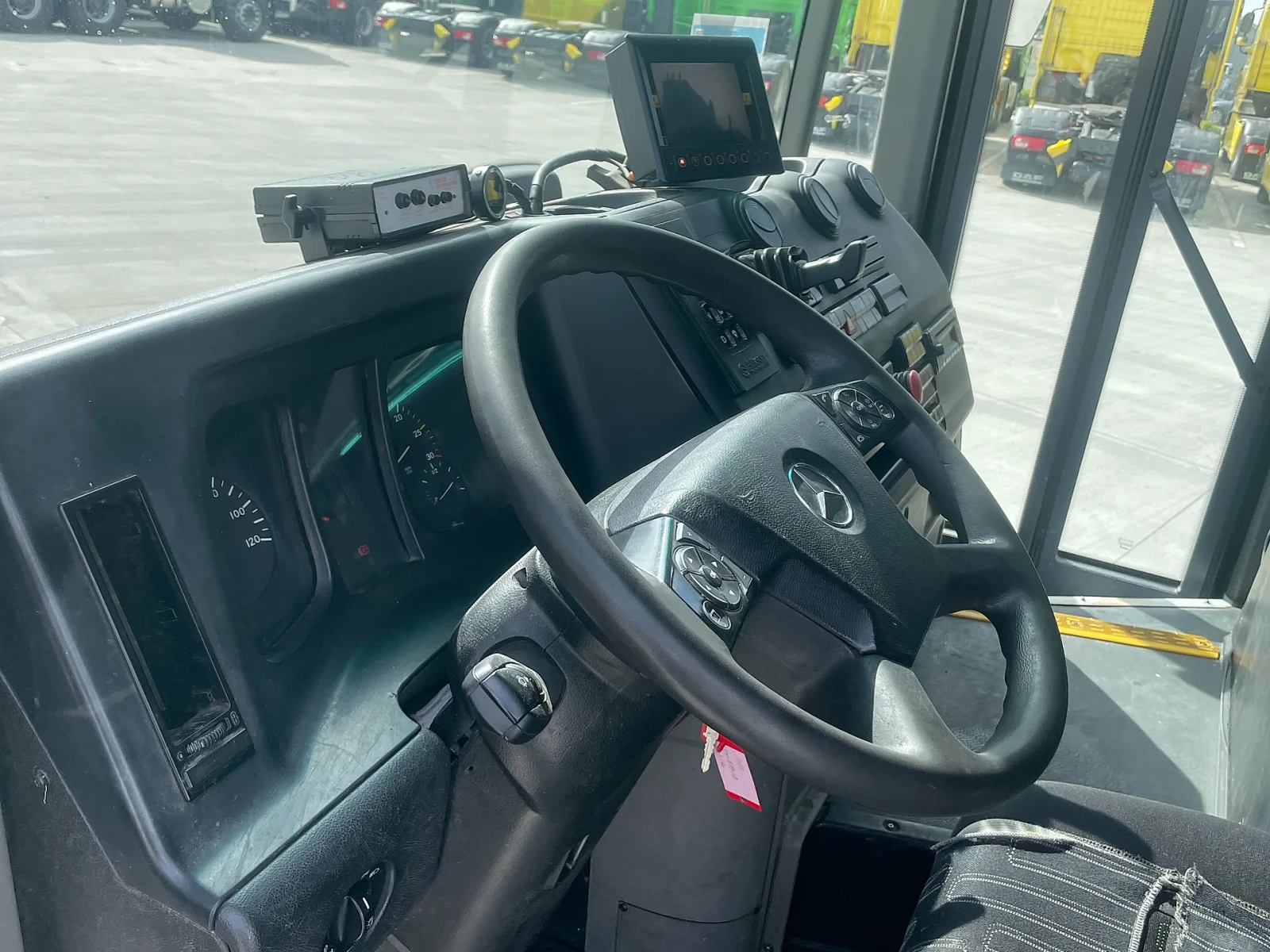 Mercedes-Benz 2632 Econic - изображение 5