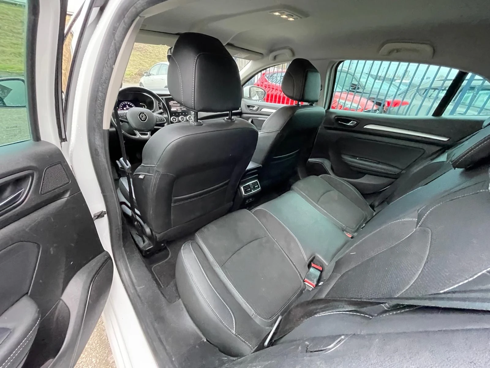 Renault Megane 1.3 TCe Intens , снимка 10 - Автомобили и джипове - 54205285