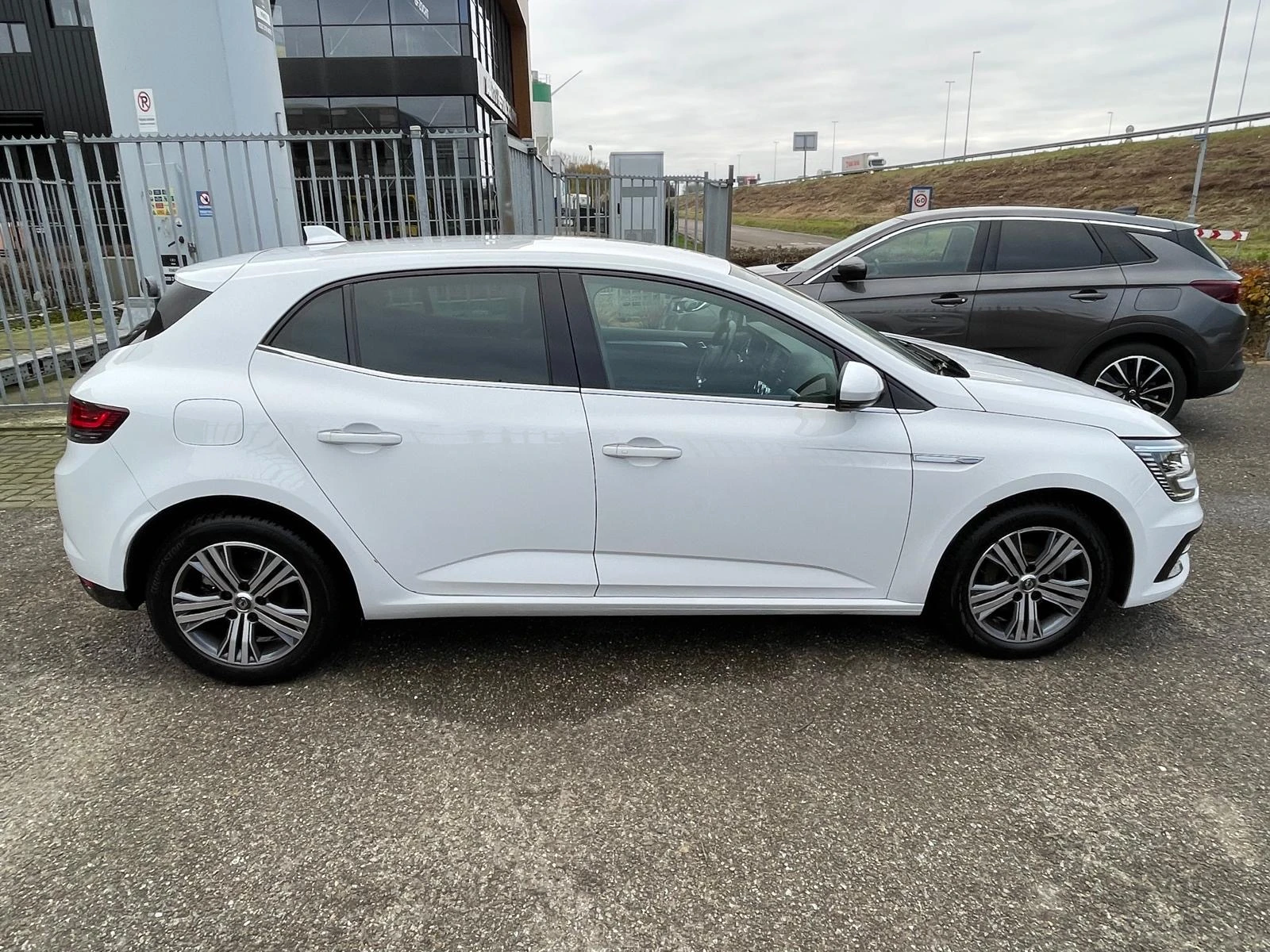 Renault Megane 1.3 TCe Intens , снимка 2 - Автомобили и джипове - 54205285
