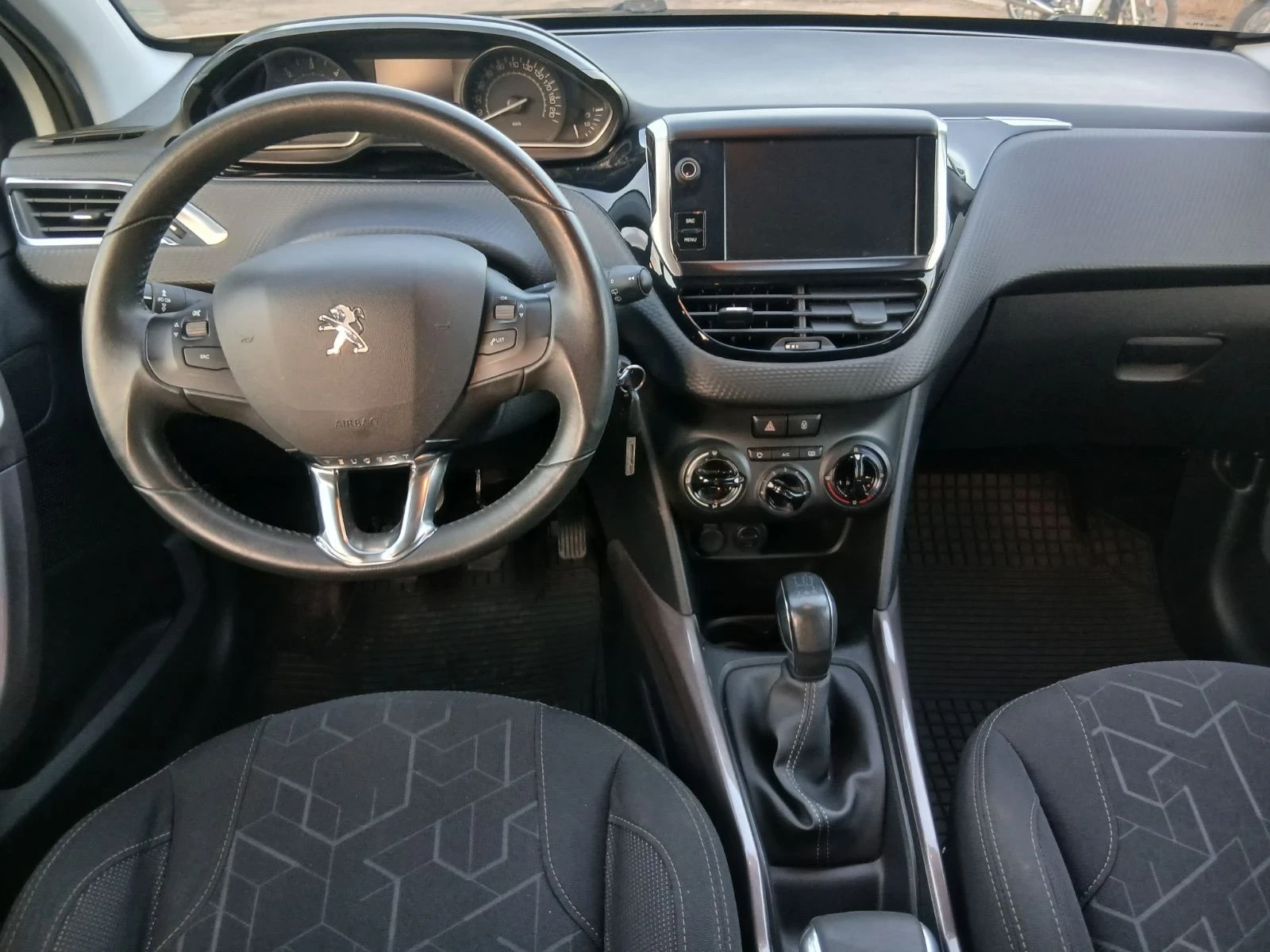 Peugeot 2008  1.6Blue HDI STYLE EDITION, снимка 5 - Автомобили и джипове - 55112038