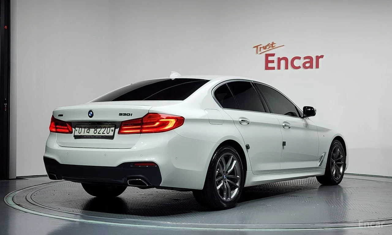 BMW 530 ПОДГРЕВИ * ОБДУХВАНЕ * 360 КАМЕРА * АВТОКРЕДИТ, снимка 3 - Автомобили и джипове - 55154998