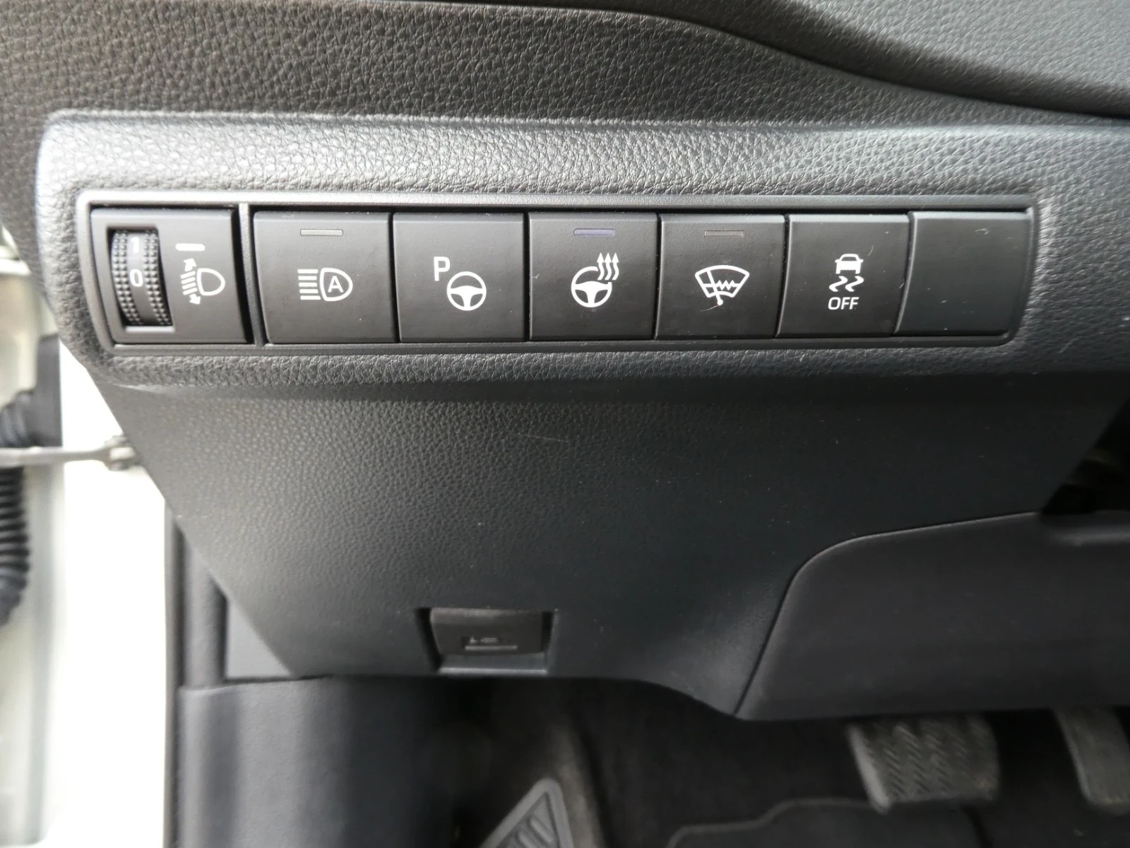 Toyota Corolla 1.8 Hybrid, снимка 10 - Автомобили и джипове - 56137245