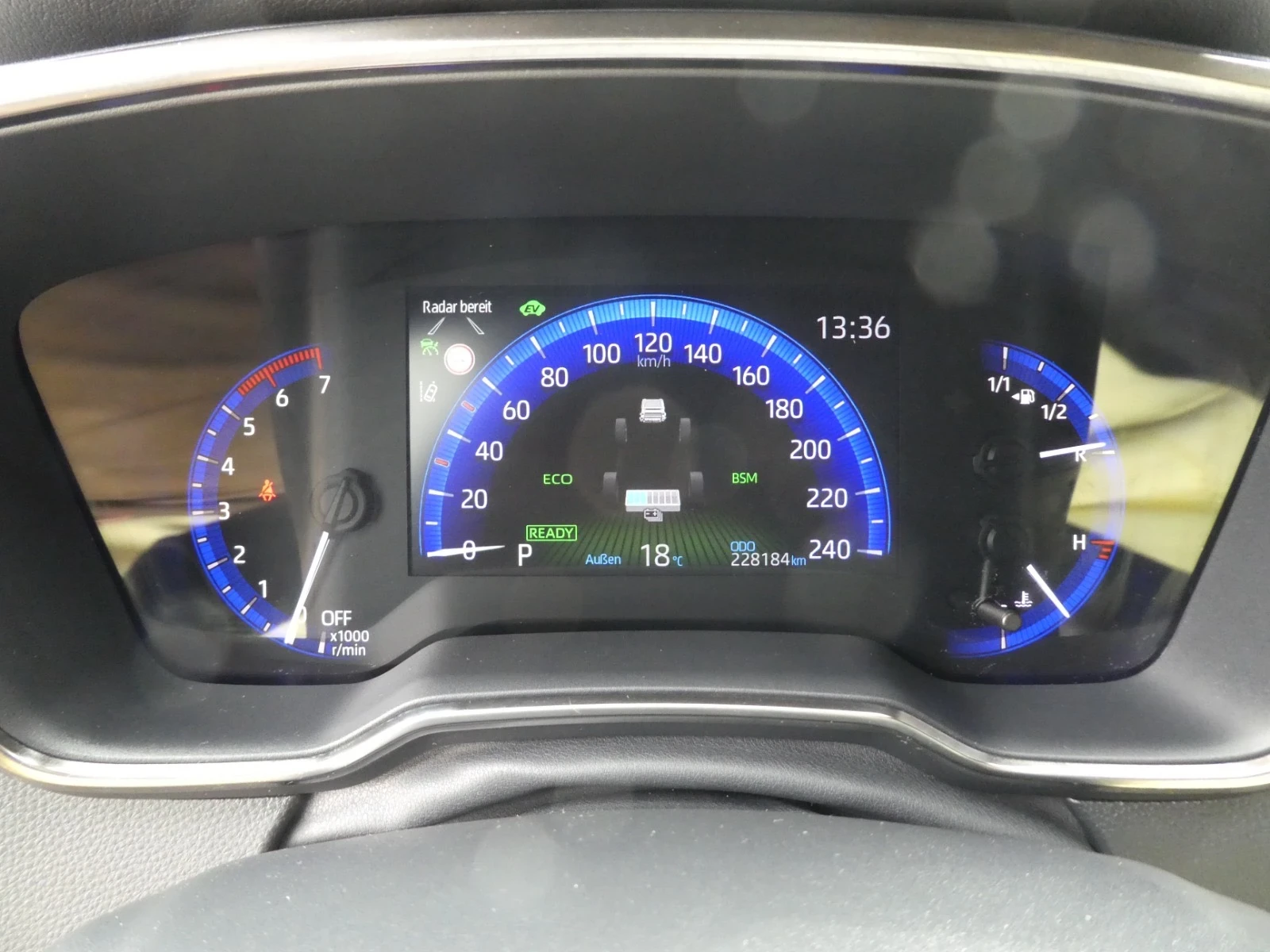 Toyota Corolla 1.8 Hybrid, снимка 9 - Автомобили и джипове - 56137245