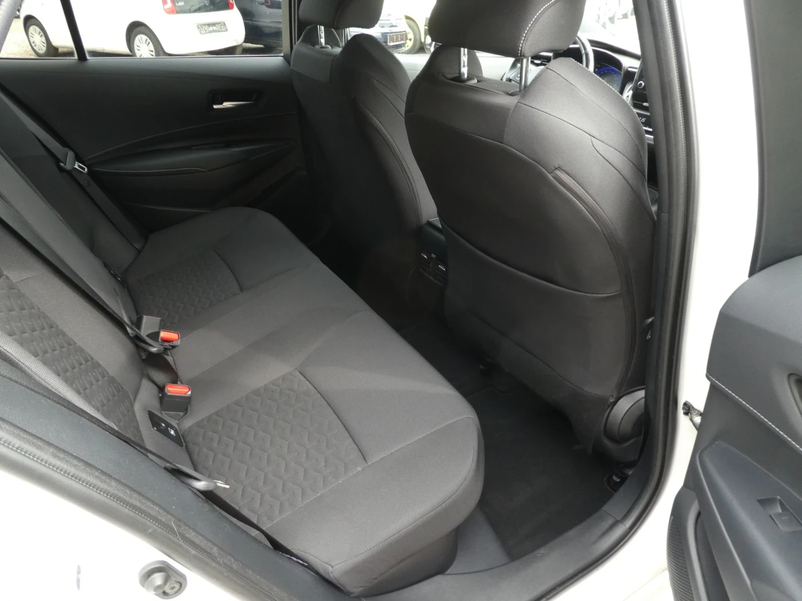 Toyota Corolla 1.8 Hybrid, снимка 13 - Автомобили и джипове - 56137245