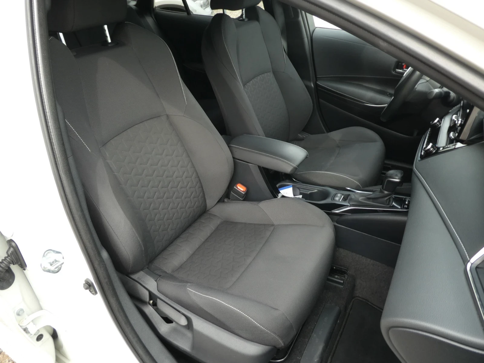 Toyota Corolla 1.8 Hybrid, снимка 12 - Автомобили и джипове - 56137245