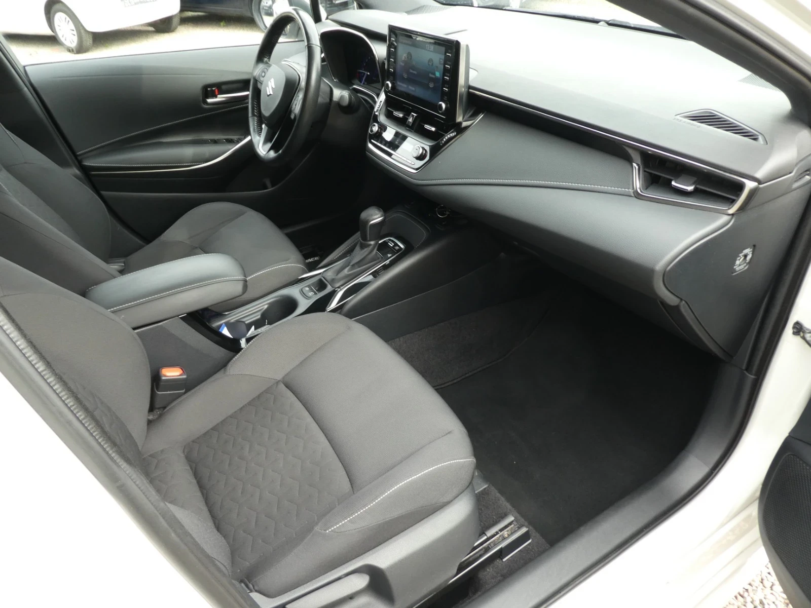 Toyota Corolla 1.8 Hybrid, снимка 11 - Автомобили и джипове - 56137245