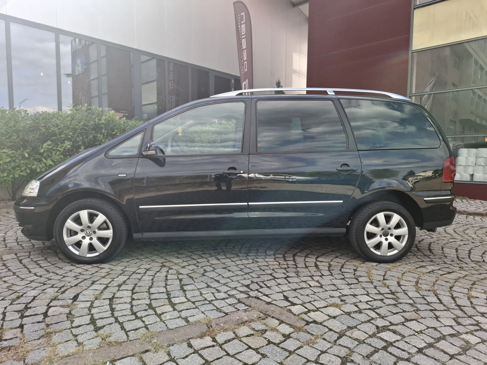 VW Sharan 2.0TDI-140к.с.БИЗНЕС КЛАС* КОЖА* АВТОПИЛОТ* КЛИМАТ, снимка 2 - Автомобили и джипове - 56225353