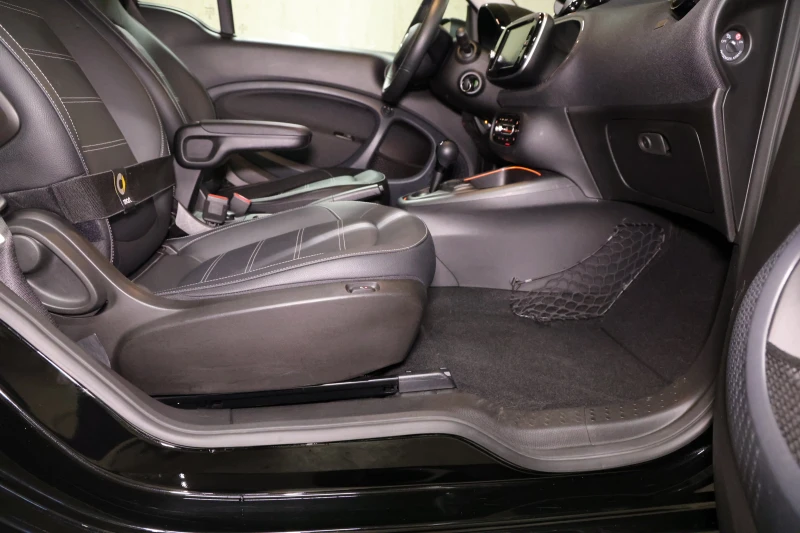 Smart Fortwo coupe EQ Brabus Панорама Full LED, снимка 12 - Автомобили и джипове - 51255543