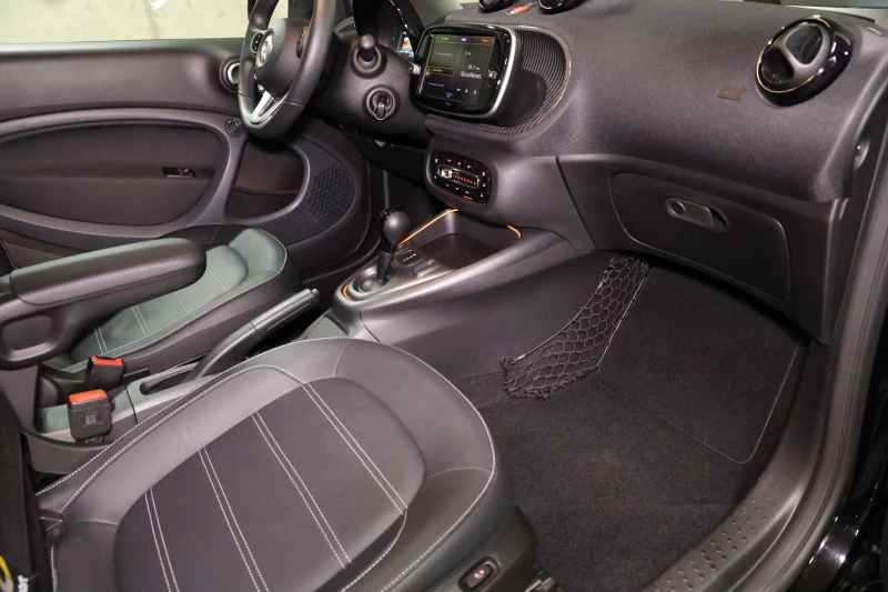 Smart Fortwo coupe EQ Brabus Панорама Full LED, снимка 13 - Автомобили и джипове - 51255543