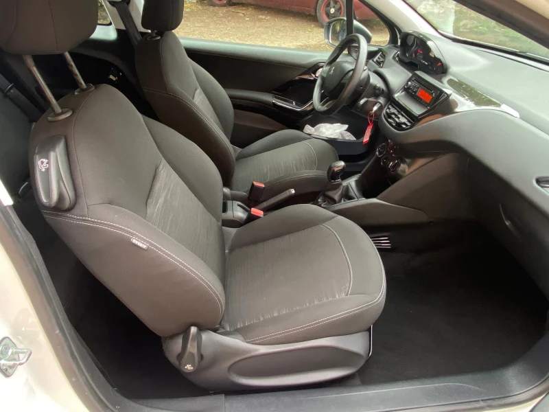Peugeot 208, снимка 13 - Автомобили и джипове - 52558944