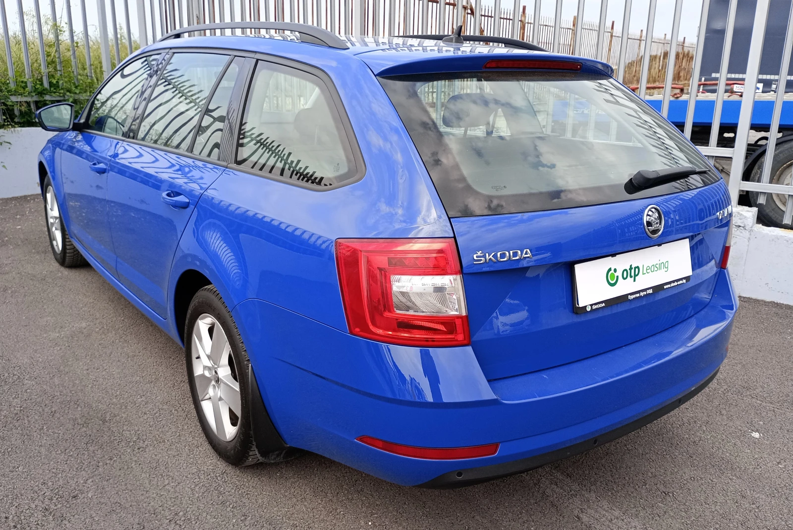 Skoda Octavia Skoda Octavia Combi  2.0 TDI DSG - изображение 3