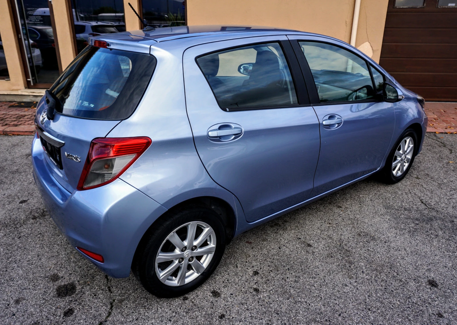 Toyota Yaris 1.0i LOUNGE  - изображение 3