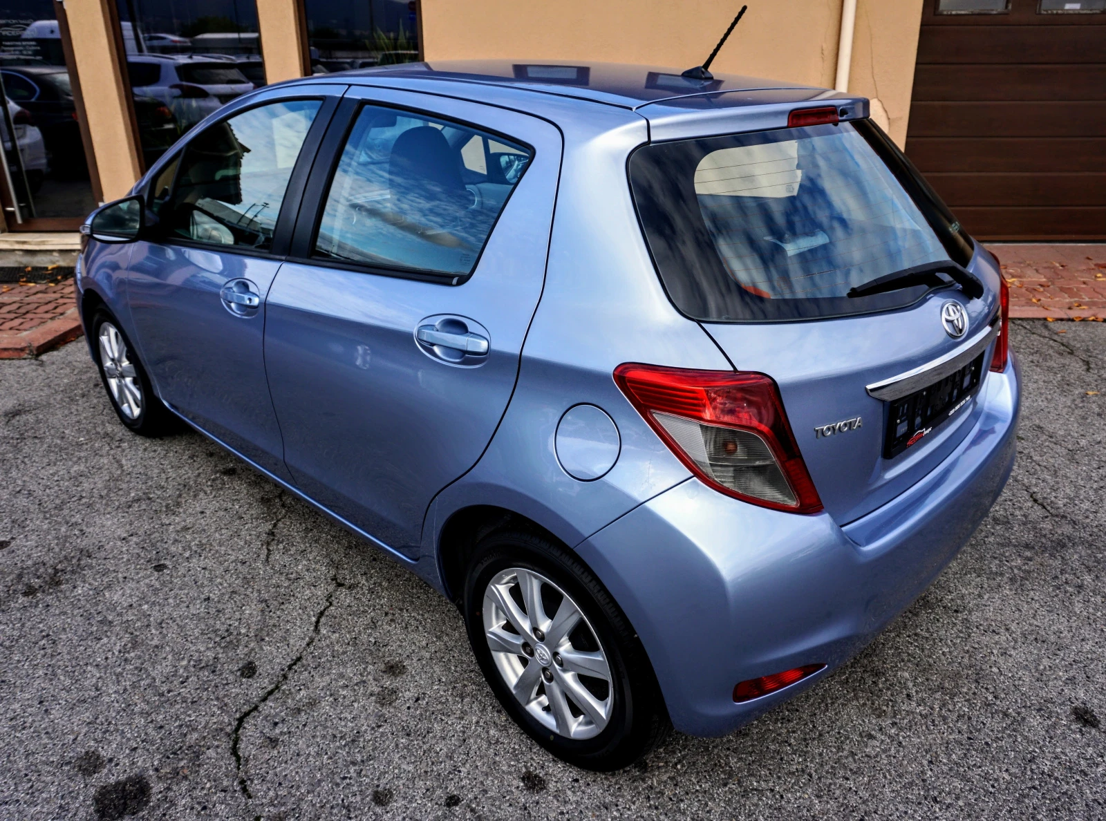 Toyota Yaris 1.0i LOUNGE  - изображение 4