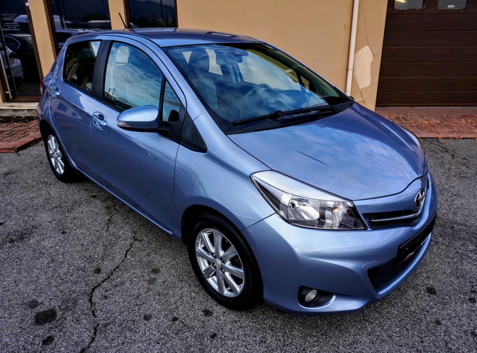 Toyota Yaris 1.0i LOUNGE  - изображение 2
