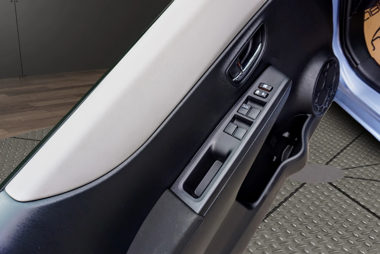 Toyota Yaris 1.0i LOUNGE , снимка 6 - Автомобили и джипове - 52009476