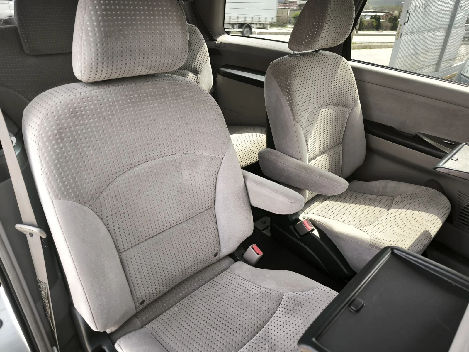 Mitsubishi Grandis 2.4i automatic , снимка 10 - Автомобили и джипове - 54045613