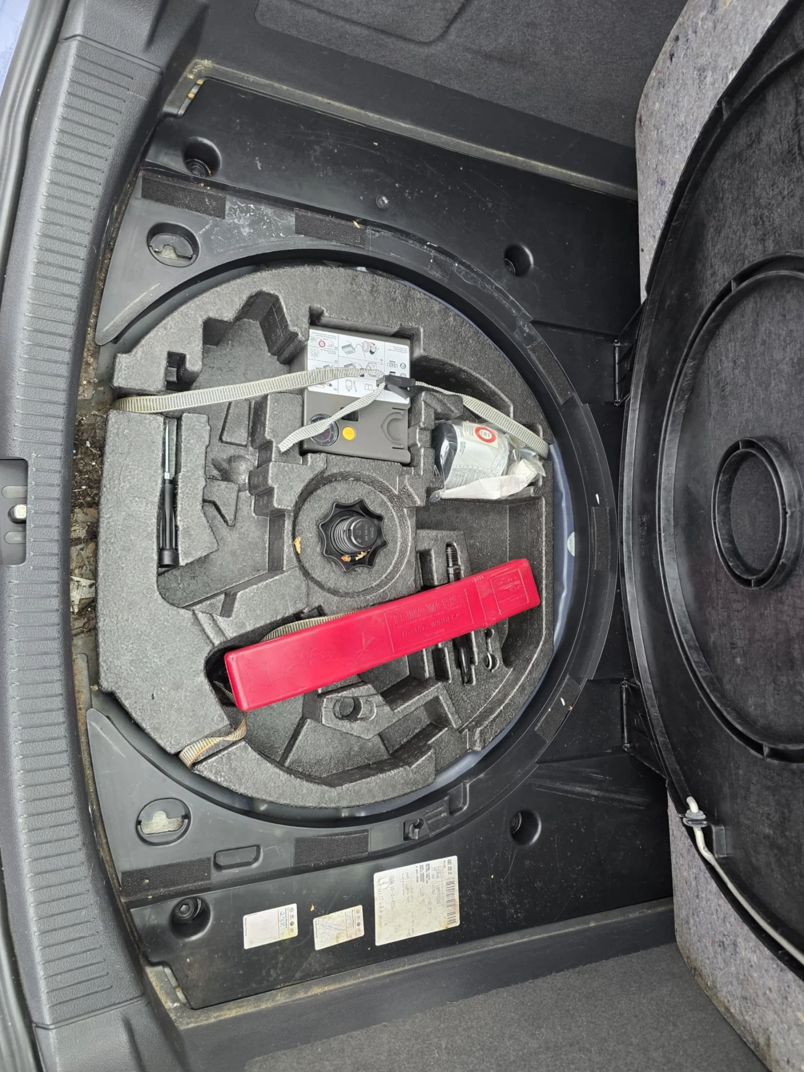 VW Touran 1.6 TDi , снимка 16 - Автомобили и джипове - 54085960