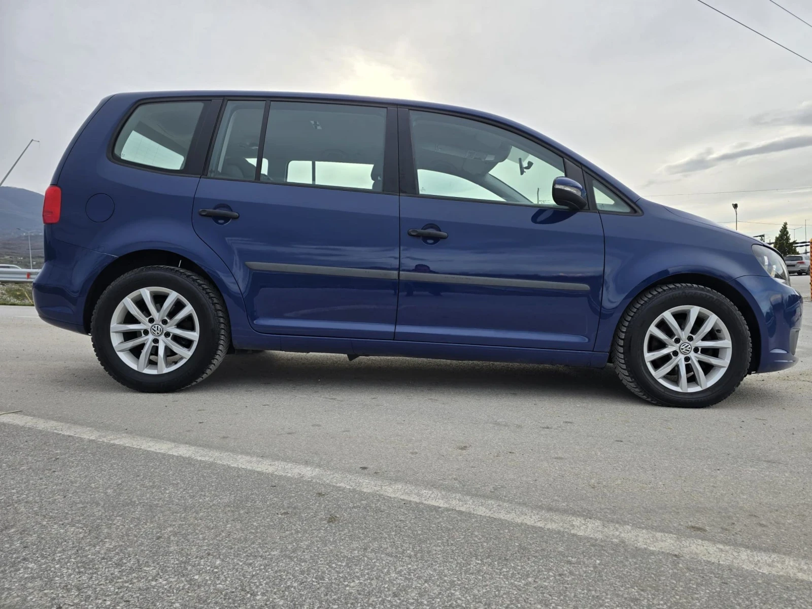 VW Touran 1.6 TDi , снимка 8 - Автомобили и джипове - 54085960