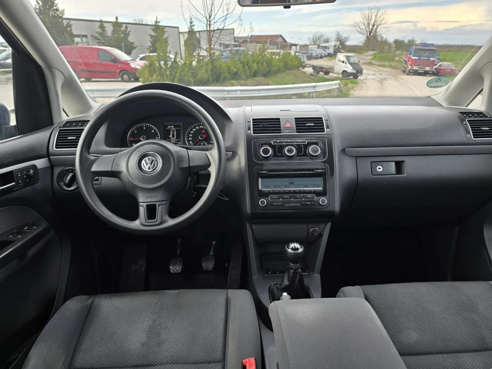 VW Touran 1.6 TDi , снимка 9 - Автомобили и джипове - 54085960