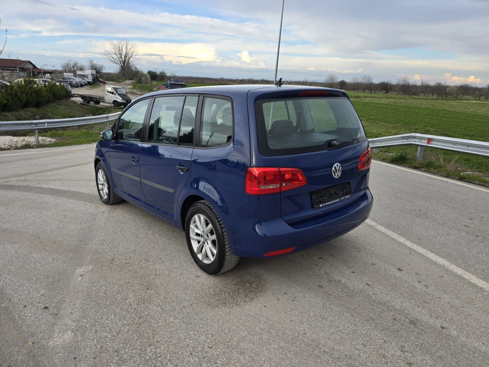 VW Touran 1.6 TDi , снимка 12 - Автомобили и джипове - 54085960