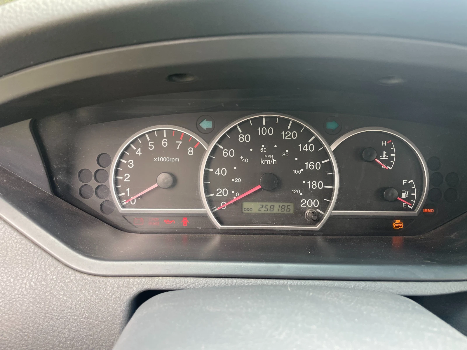 Kia Carens 1.6 Газ/Бензин, снимка 12 - Автомобили и джипове - 54882181