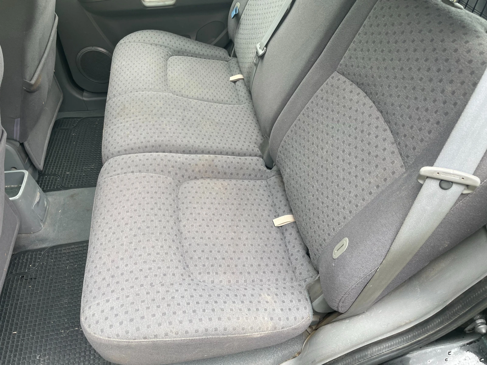 Kia Carens 1.6 Газ/Бензин, снимка 14 - Автомобили и джипове - 54882181
