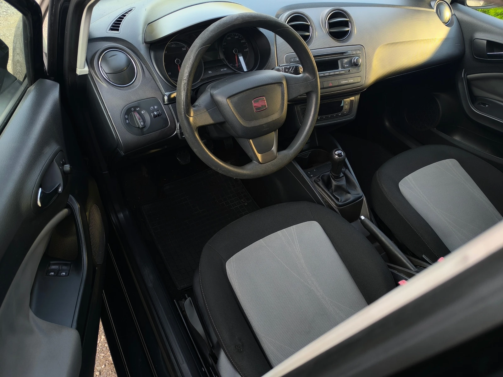 Seat Ibiza FACE LIFT-1.6TDI-90кс-КЛИМАТРОНИК-EURO 5b !!!, снимка 10 - Автомобили и джипове - 55899320