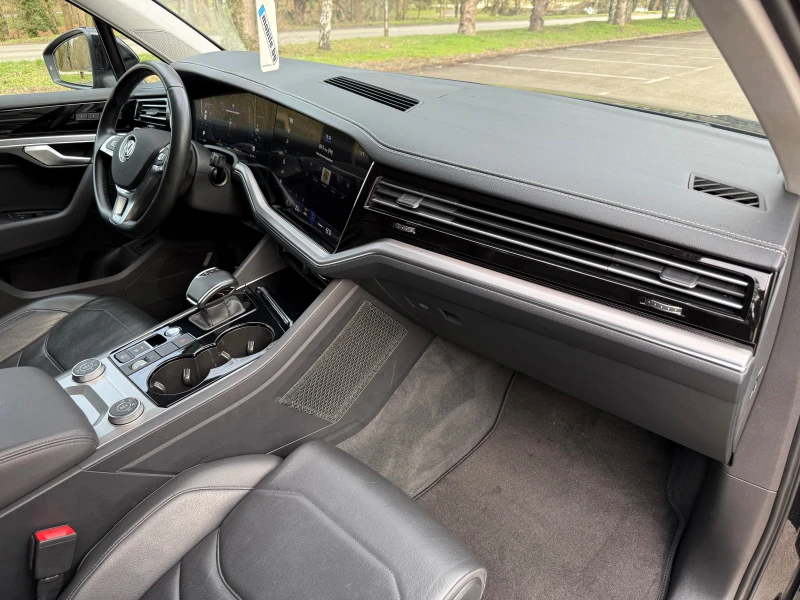 VW Touareg 4MOTION* R-LINE* DIGITAL* MATRIX* DIST* CAM* FULL, снимка 8 - Автомобили и джипове - 53332421