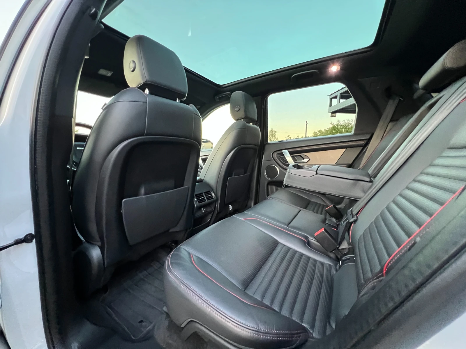 Land Rover Discovery R-DYNAMIC/180k.c./ПАНОРАМА/КОЖА/ДИСТРОНИК/ACC/LED/, снимка 10 - Автомобили и джипове - 56129868