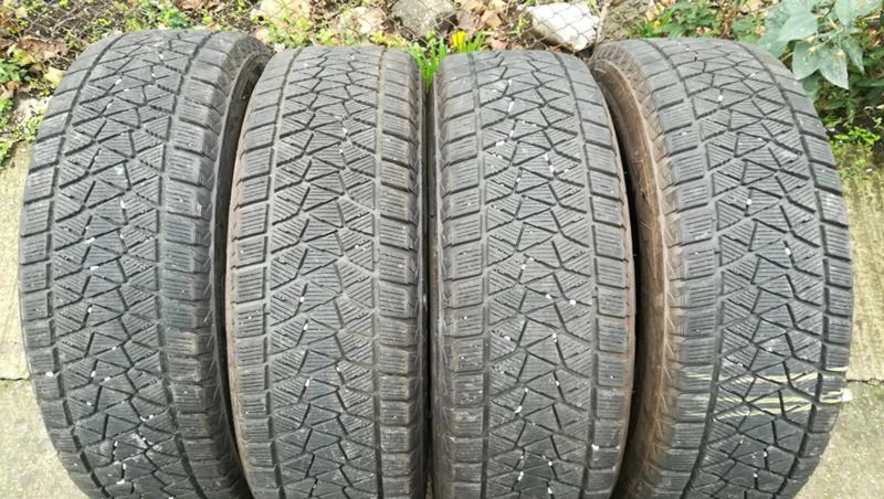 Гуми Зимни 225/65R17, снимка 1 - Гуми и джанти - 26782237