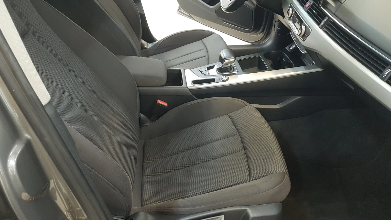 Audi A4 2.0 35 TFSI , снимка 13 - Автомобили и джипове - 55016318