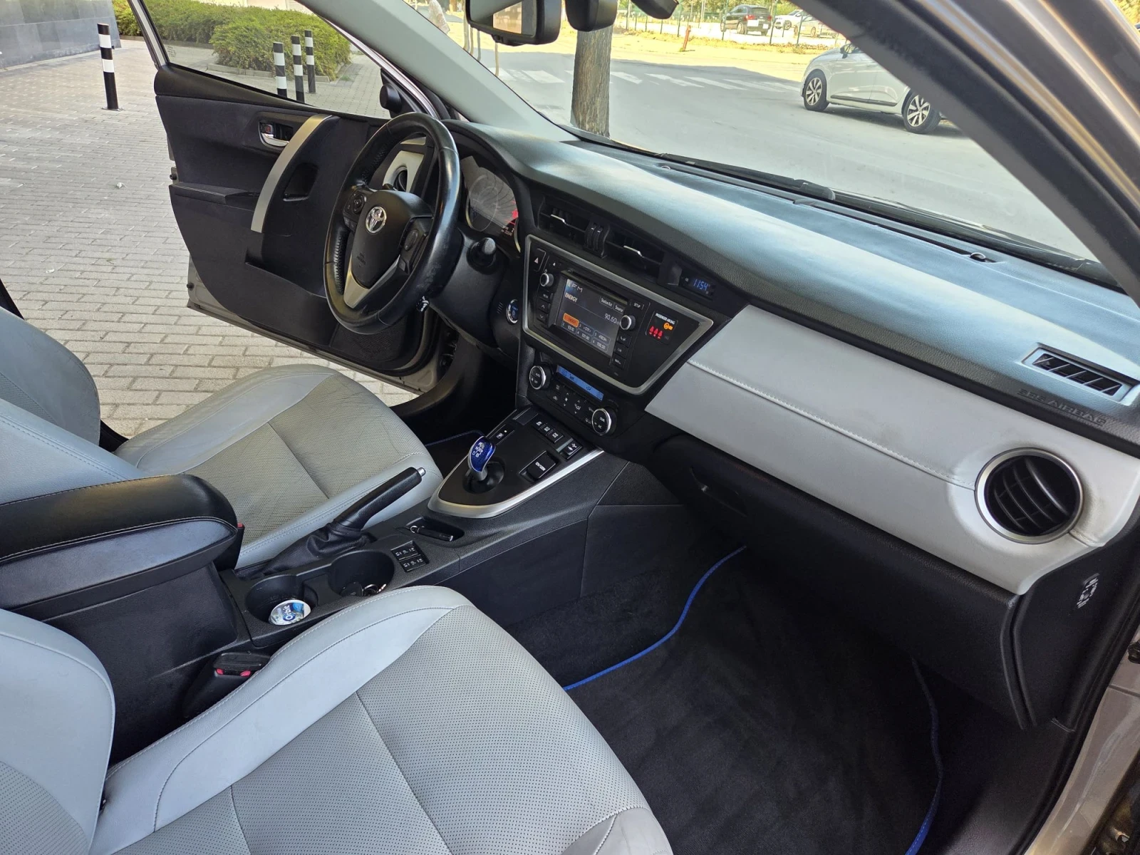 Toyota Auris 1.8 Хибрид , снимка 10 - Автомобили и джипове - 55671714