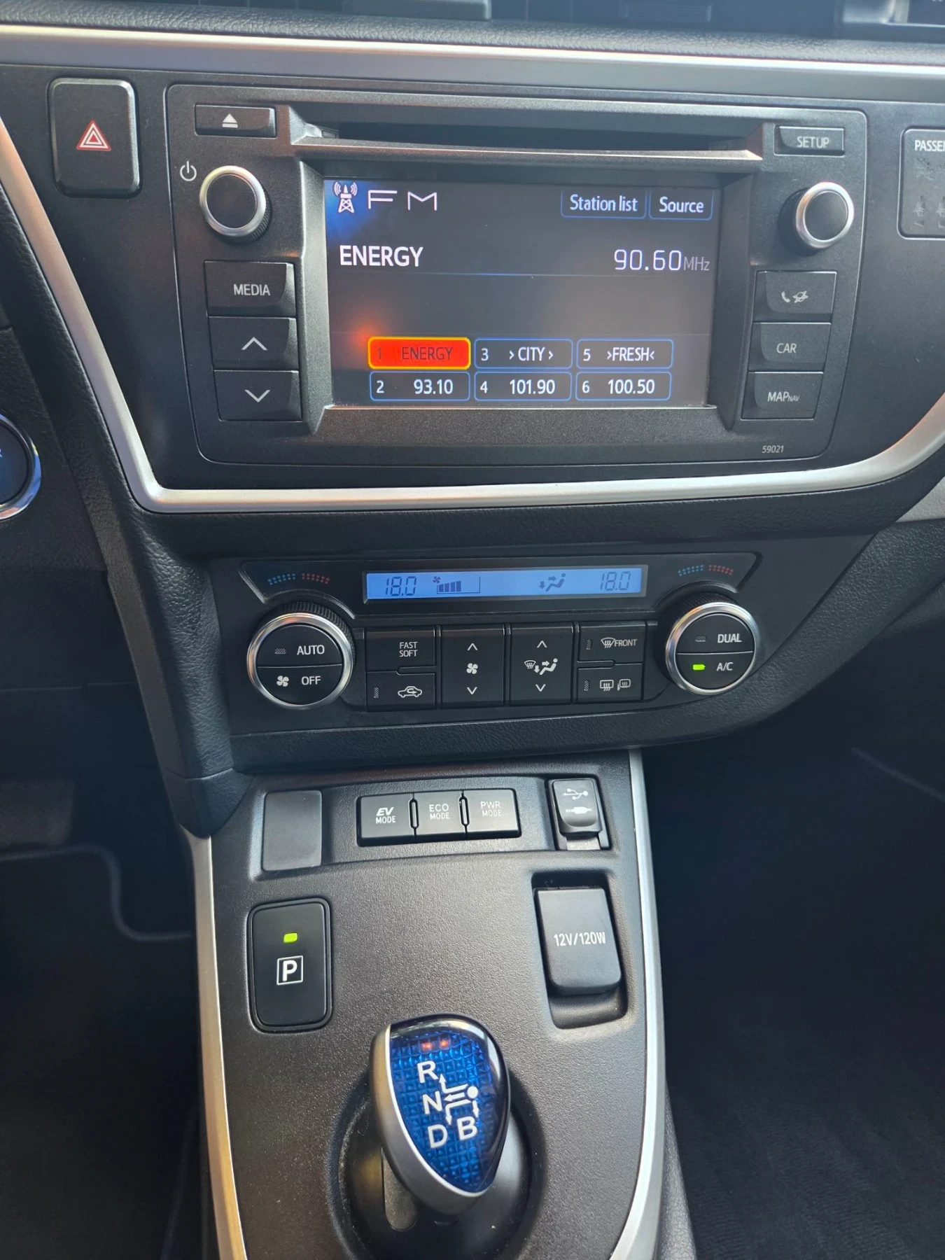 Toyota Auris 1.8 Хибрид , снимка 15 - Автомобили и джипове - 55671714