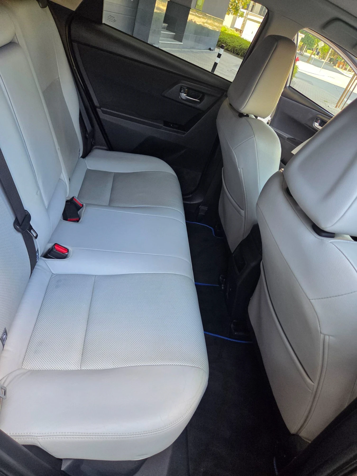 Toyota Auris 1.8 Хибрид , снимка 12 - Автомобили и джипове - 55671714