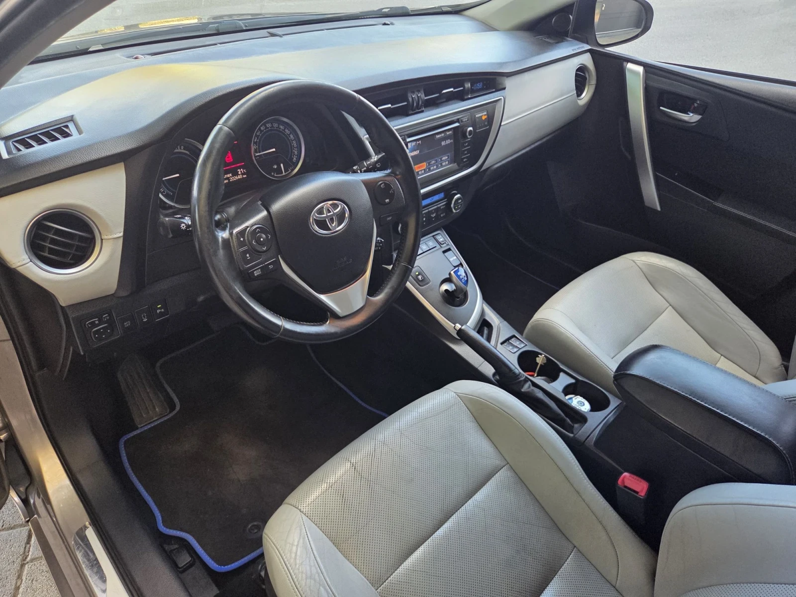 Toyota Auris 1.8 Хибрид , снимка 9 - Автомобили и джипове - 55671714