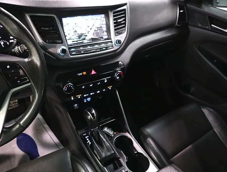Hyundai Tucson 1.7 2Wd Smart, снимка 11 - Автомобили и джипове - 55651840