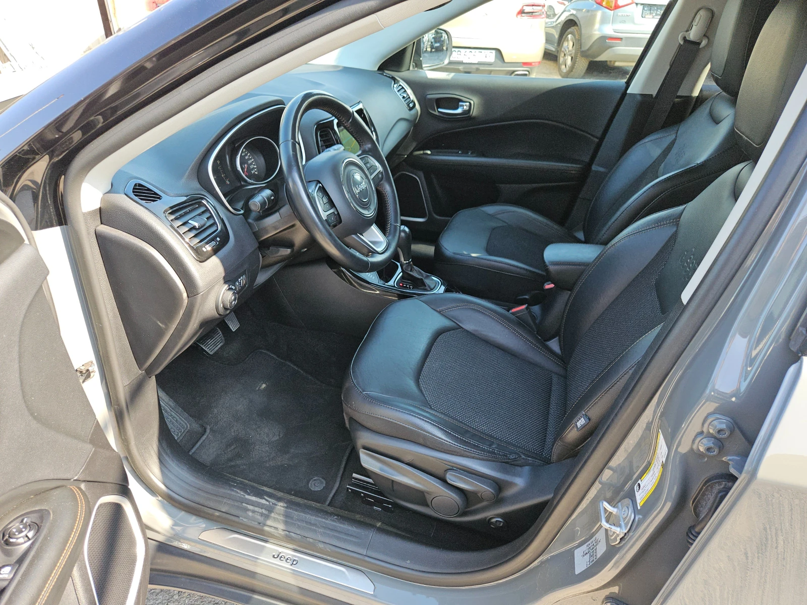 Jeep Compass 2.0D/Limited/4X4/СЕРВИЗНА КНИЖКА/LED/NAVI/БЛУТУТ, снимка 9 - Автомобили и джипове - 53746412
