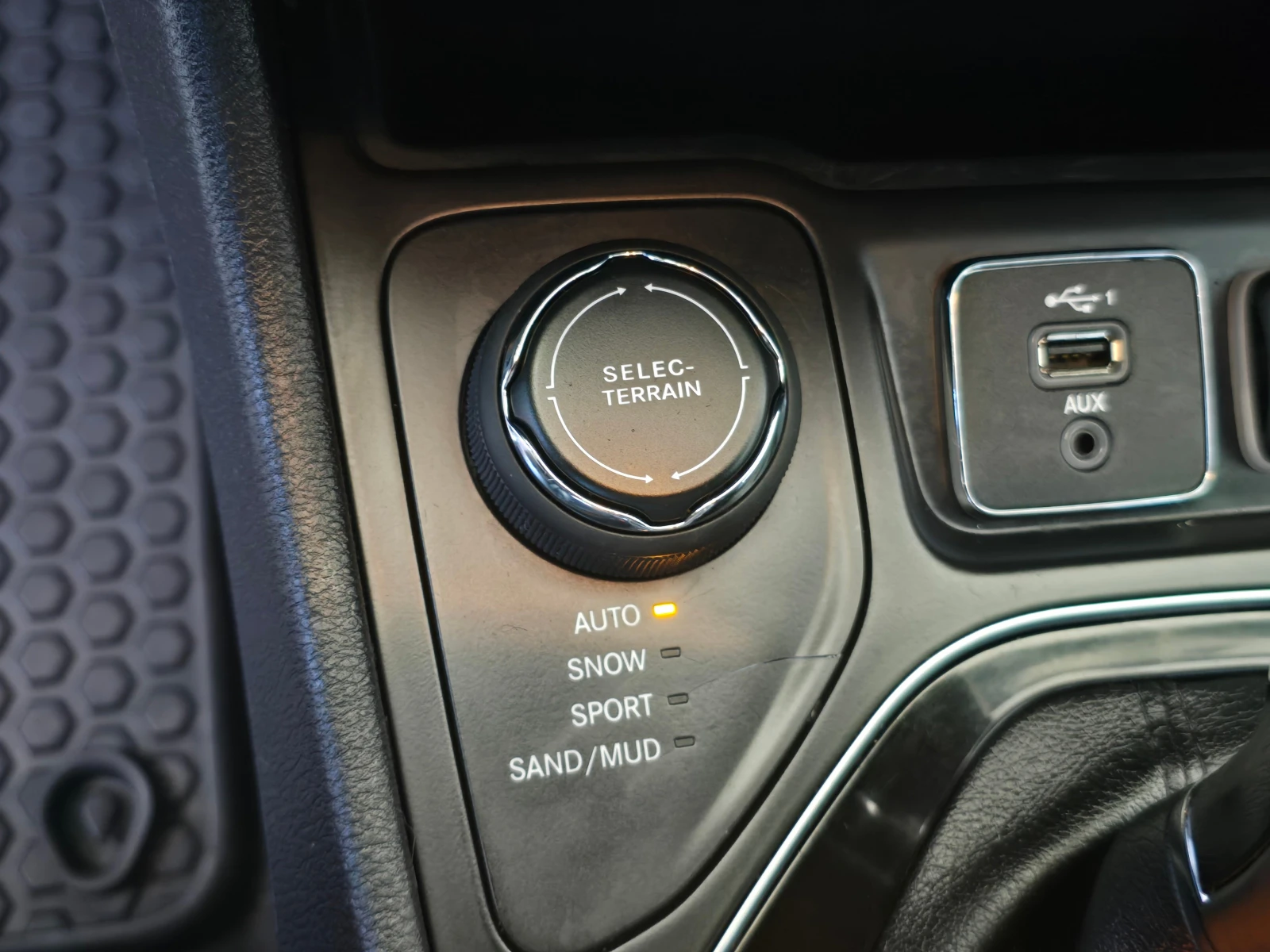 Jeep Cherokee 2.4i/4x4/Авт./Лизинг, снимка 13 - Автомобили и джипове - 54816604