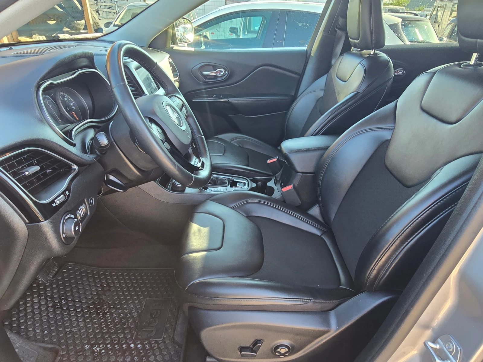 Jeep Cherokee 2.4i/4x4/Авт./Лизинг, снимка 11 - Автомобили и джипове - 54816604