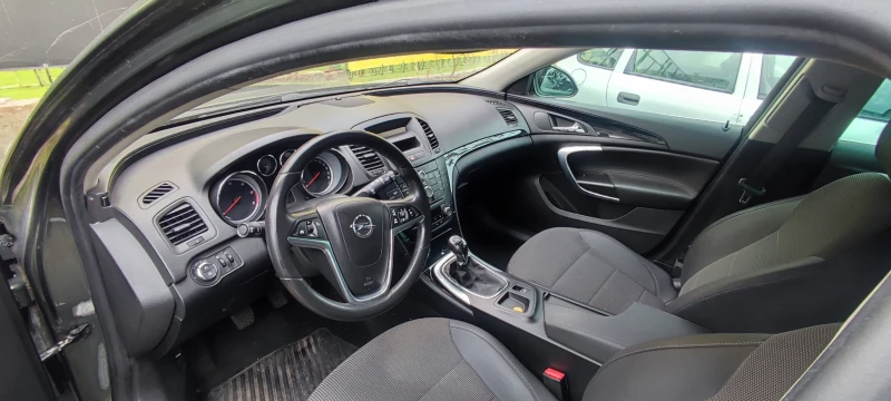 Opel Insignia Sports tourer, снимка 6 - Автомобили и джипове - 52366163
