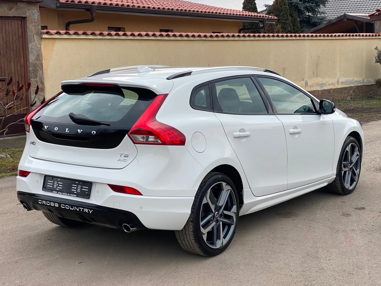 Volvo V40 Cross Country 2.0i-245к.с. 4х4 Автоматик/8-скорости/ - изображение 6