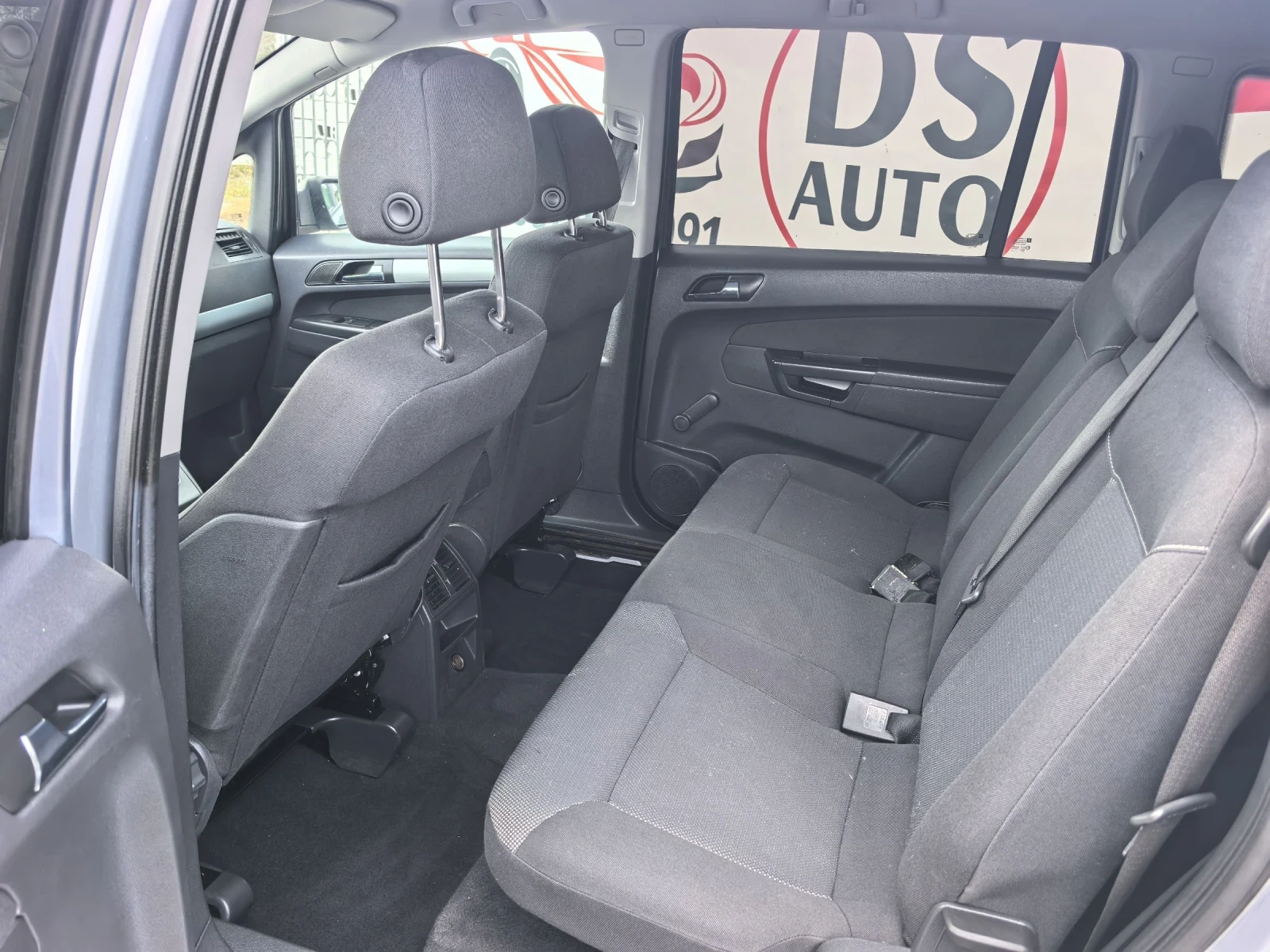 Opel Zafira 1.8i facelift, снимка 10 - Автомобили и джипове - 54126515
