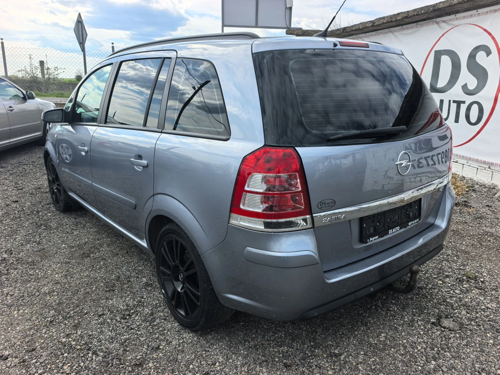Opel Zafira 1.8i facelift, снимка 3 - Автомобили и джипове - 54126515