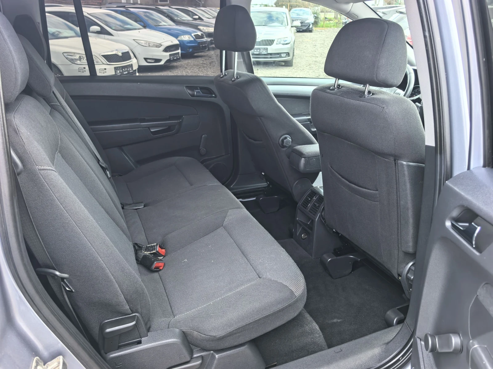 Opel Zafira 1.8i facelift, снимка 12 - Автомобили и джипове - 54126515